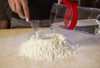 Preparazione dei pici - Ricette tipiche cortonesi | Cortonaweb